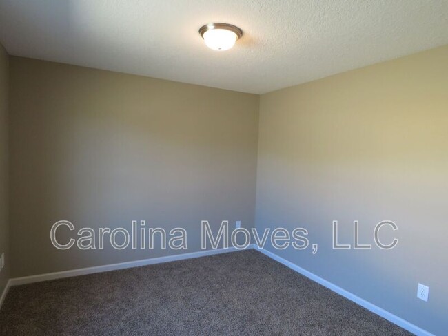 Building Photo - 454 Peaksview Dr