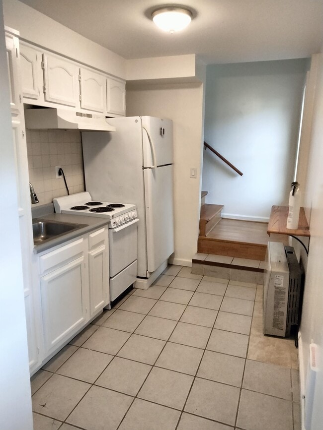 Building Photo - 15 Oak St