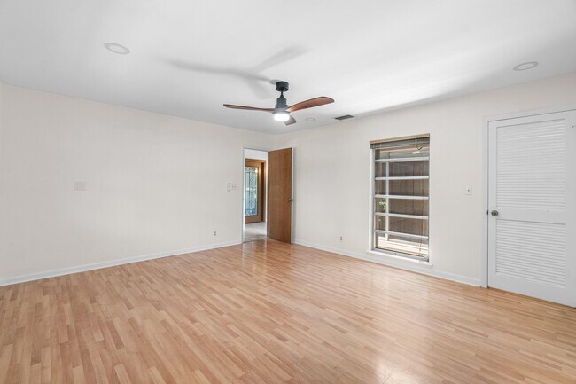 Building Photo - 1051 SW 21st St