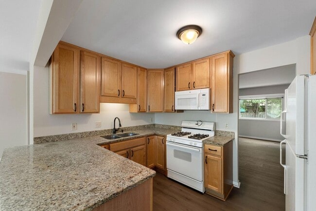 Building Photo - 304 Pondridge Cir