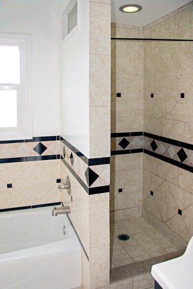 Building Photo - 6071 1/2 Pickford St