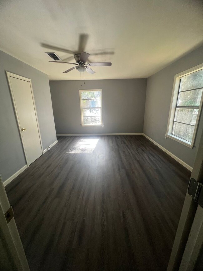 Building Photo - $925/mo $700 deposit $40 application fee