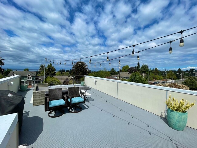 Building Photo - Sophisticated Greenwood Townhome with Views!
