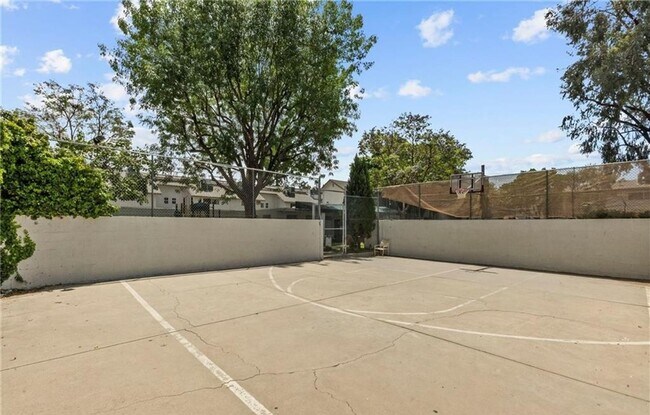 Building Photo - COMPLETELY UPDATED TWO BEDROOM APARTMENT IN TARZANA!