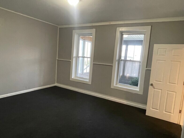 Building Photo - 1389 Broadway