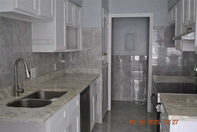 Building Photo - 12700 Leader St