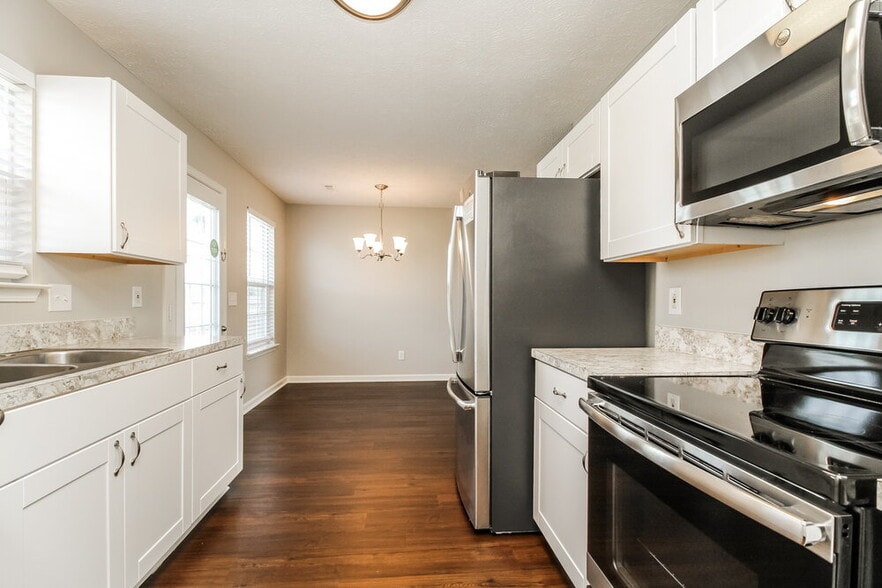 Building Photo - 1980 Old Castle Dr