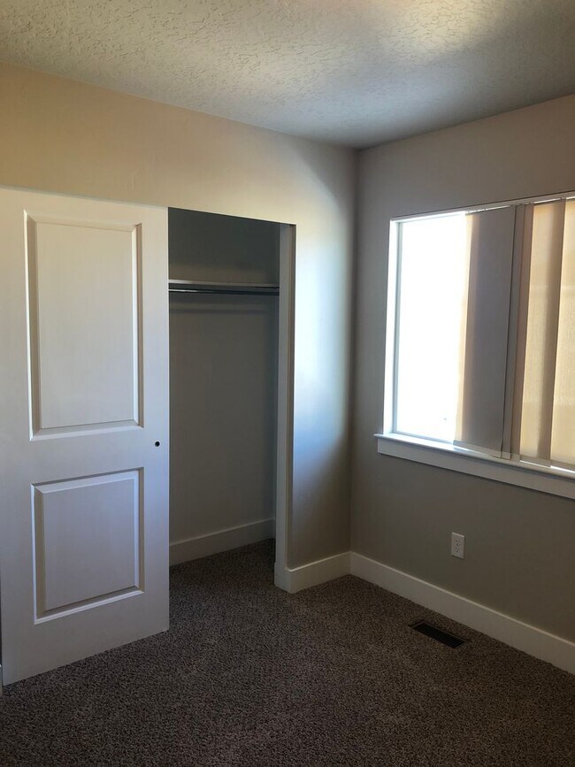 Building Photo - 3216 W Prairie Grass Dr