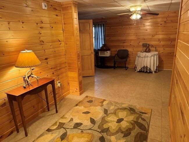 Building Photo - 664 Fox Run Dr