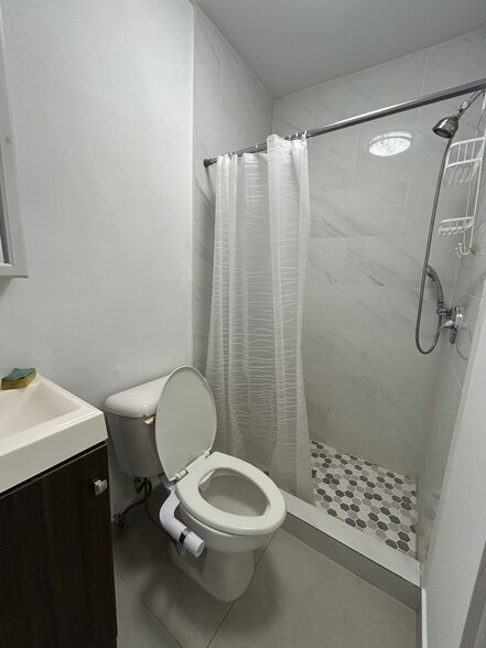 Building Photo - 570 SW 45th Ave