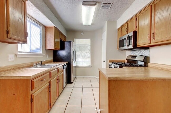 Building Photo - 5822 Shreveport Dr