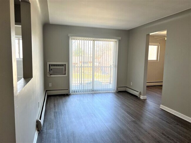Building Photo - Luxury Living in the Heart of Downtown Uti...