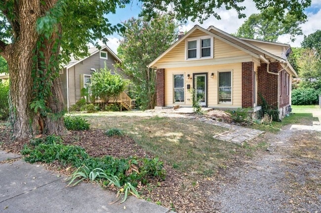 Building Photo - Walk to Hillsboro Village – 24th Ave S Gem!