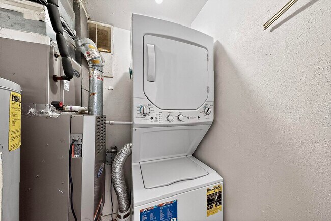 Building Photo - Art Deco Condo 1 Bedroom  1 Bath with cove...
