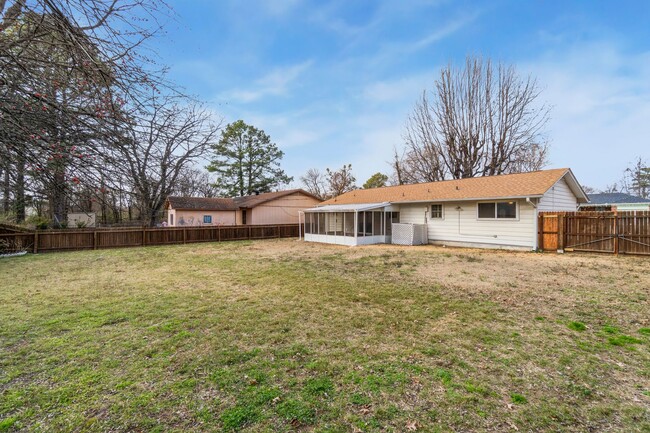 Building Photo - 1606 Savannah Dr