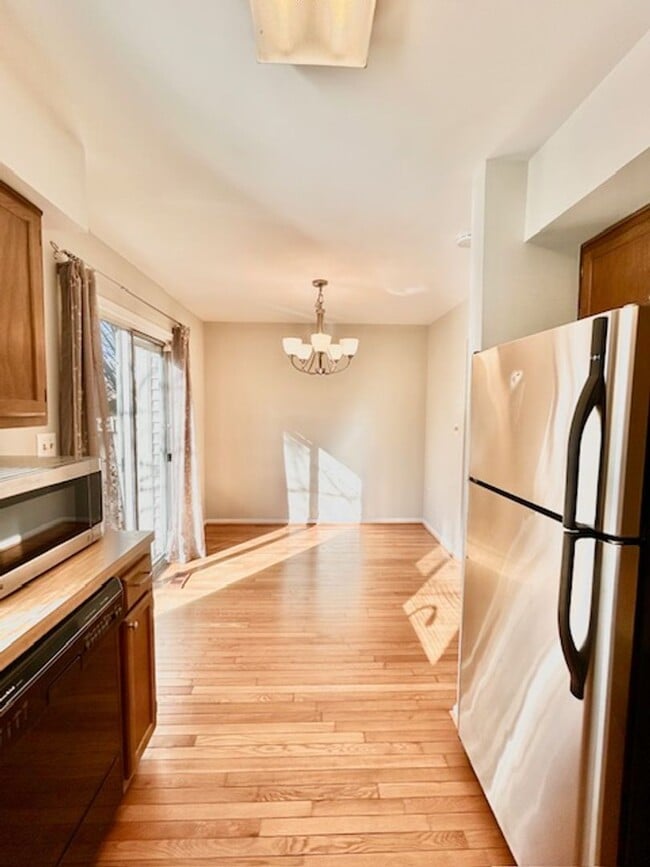 Building Photo - Spacious and bright 3BR/2.5BA townhouse with enclosed back patio