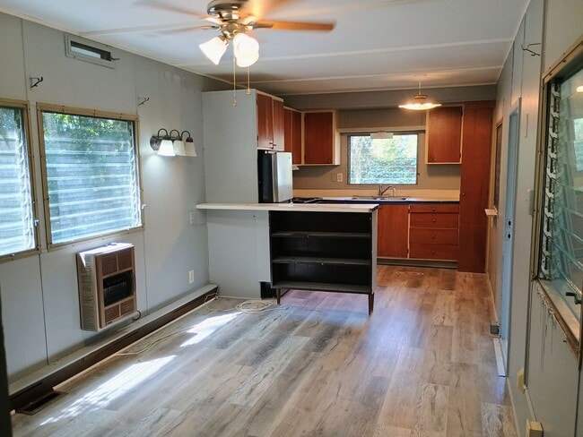Building Photo - 2 bedroom 1 bathroom with HUGE bonus room