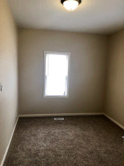 Building Photo - 518 W 13th Ave