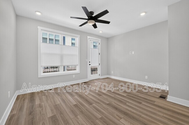 Building Photo - 5018 Tiny Ln