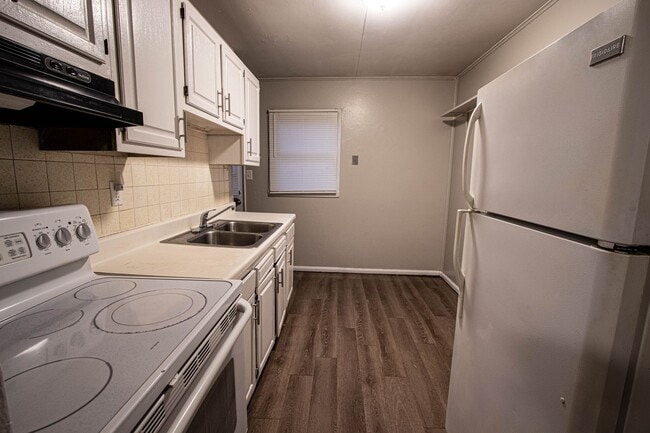 Building Photo - $500 off 1st full months rent. 3 Bedroom/1...