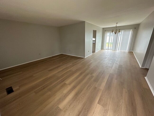 Building Photo - 3 Bedroom 2 Bathroom