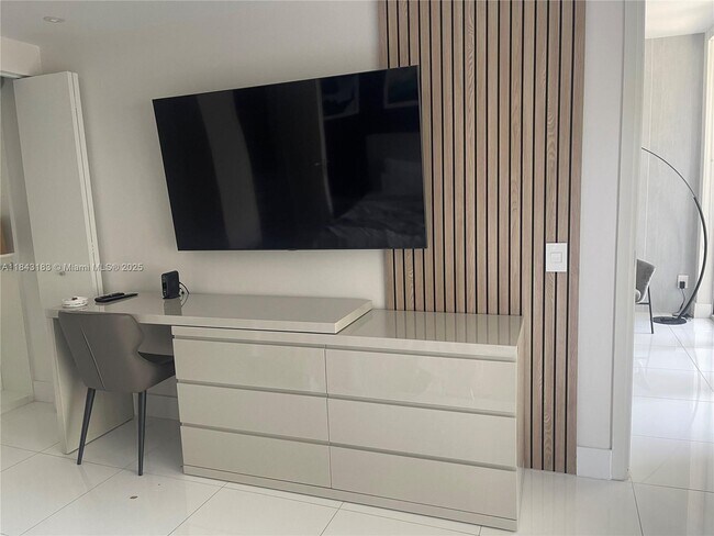 Building Photo - 1300 Brickell Bay Dr