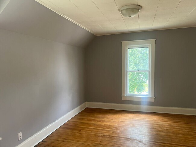 Building Photo - 1204 State St