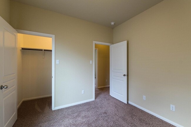 Building Photo - Spacious 4-Bedroom, 2-Bath Home in Hills o...