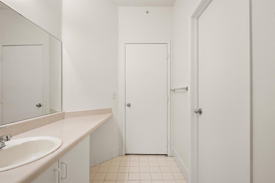 Building Photo - 6960 SW 39th St