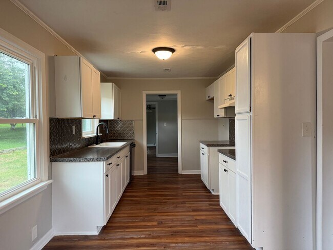 Building Photo - 4 Bedroom 1 Bathroom Home Located in Greeneville, TN