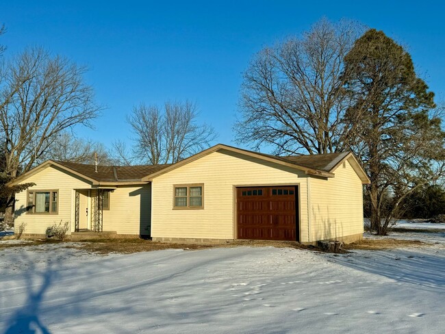 Building Photo - Updated 2 bedroom 2 bathroom in Augusta, KS