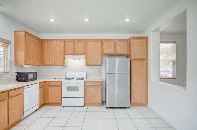 Building Photo - Beautiful 3 bedroom/2.5 baths located acro...