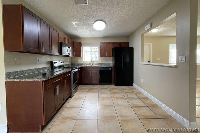 Building Photo - 18118 SW 154 Ct
