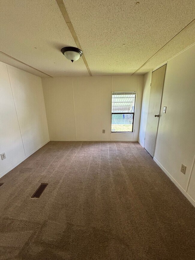 Building Photo - Two bedroom 2 bath mobile