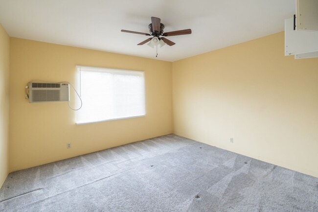 Building Photo - 207 Mayflower Ave