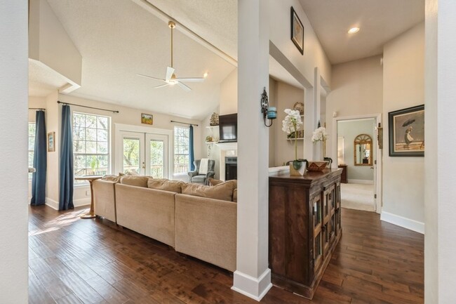 Building Photo - Spacious 3BR home with gorgeous finishes!!...