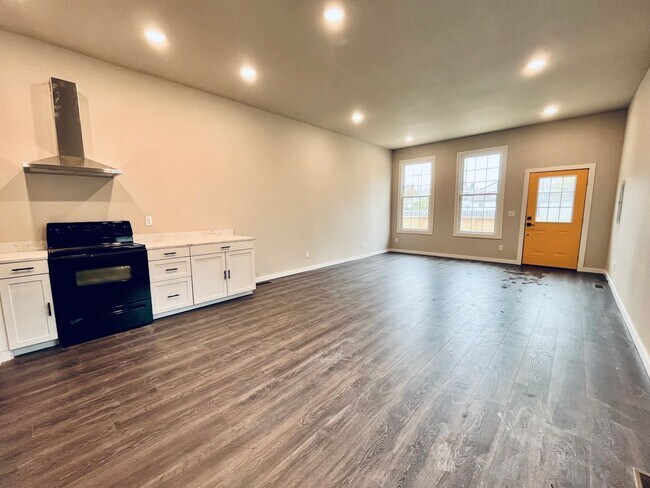 Building Photo - Modern Two Bedroom Two Full Bath House