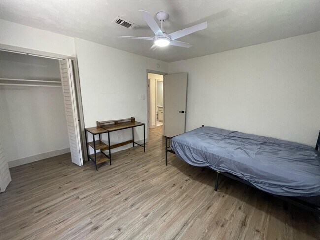 Building Photo - 411 Guyer St