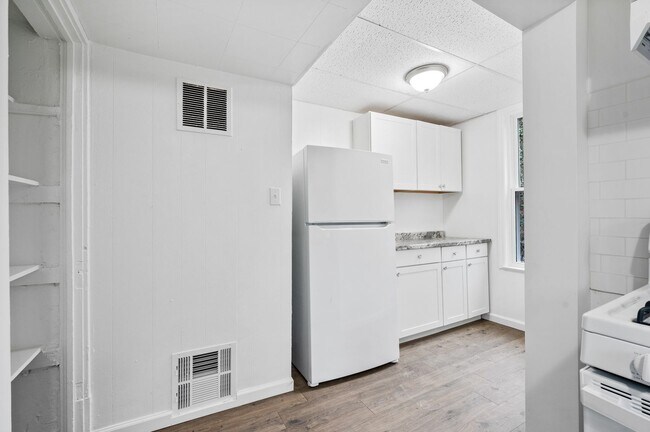 Building Photo - Spacious 3 Bed, 1 Bath Apartment in Garfie...