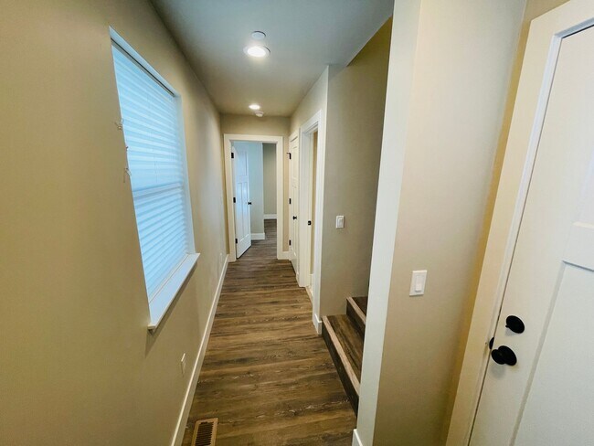 Building Photo - 3 bed 2 bath 1 car garage townhouse in Sou...