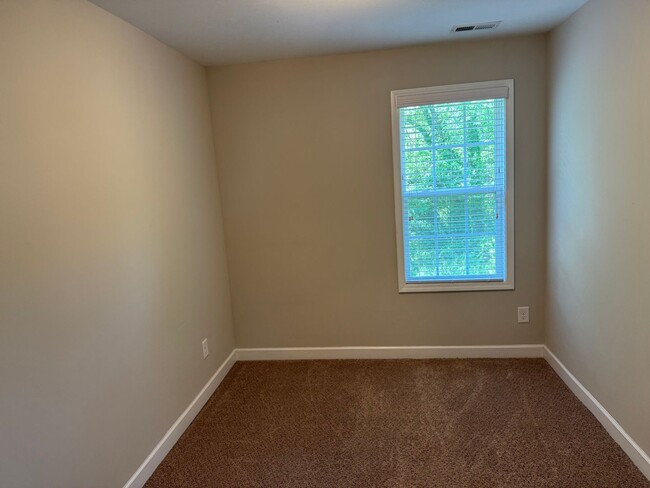 Building Photo - Newer construction townhouse in popular Ka...