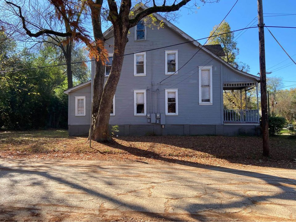 Building Photo - 601 S Fredonia St