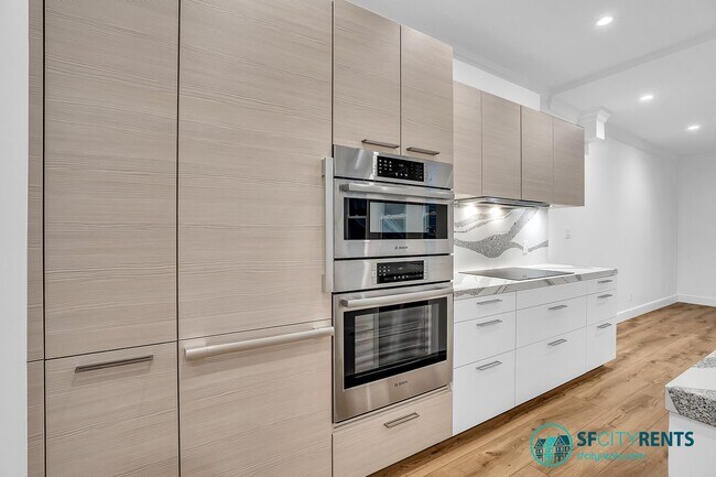 Building Photo - Russian Hill: Recently Remodeled Flat with In-Unit Washer & Dryer & A/C