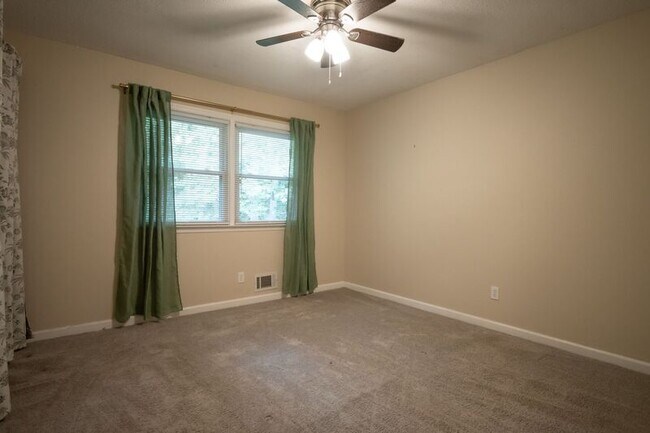Building Photo - 281 Rhodes Dr