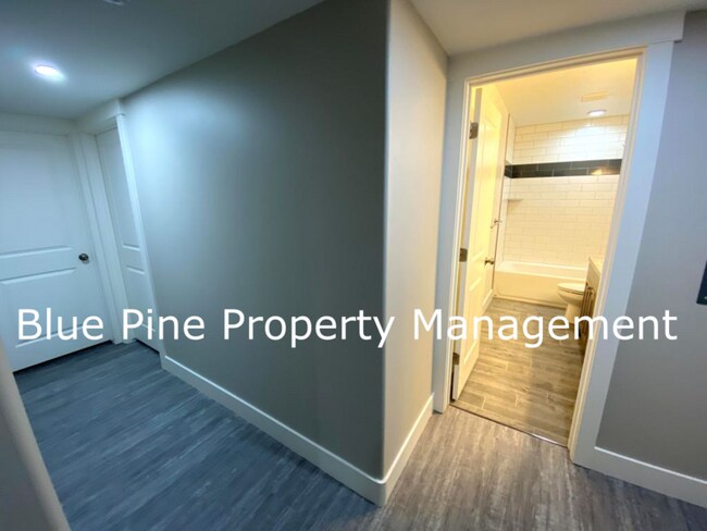 Building Photo - 1000 Sloane Way