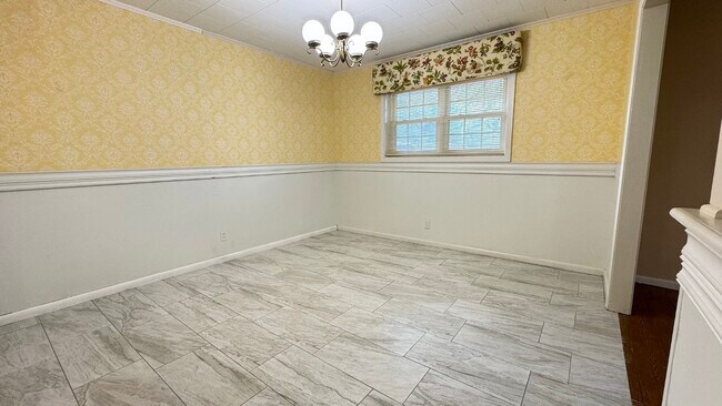 Building Photo - 402 Maridale Dr