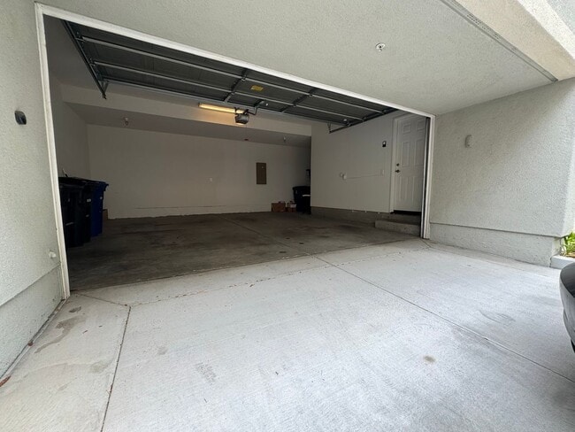 Building Photo - Spacious 2-Bedroom, 2-Bath Modern Home Loc...