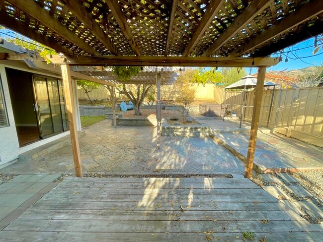 Building Photo - 3520 Pleasant Knl Dr