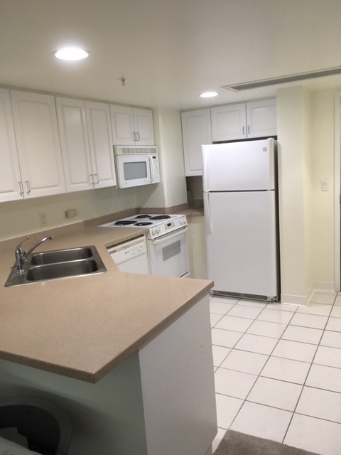 Kitchen with all appliances - 1314 Kalakaua Ave