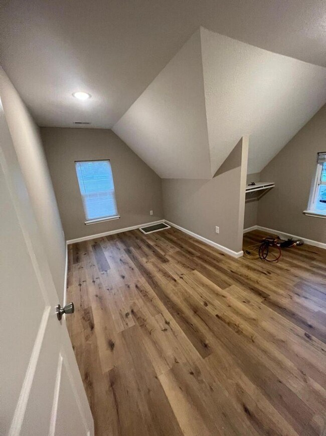 Building Photo - Beautifully Updated 4 Bed 2.5 Bath House!